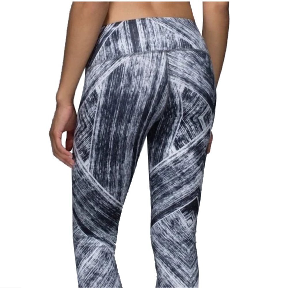 LULULEMON Wunder Under Crop Full on Luon. Size 6 with 23” inseam